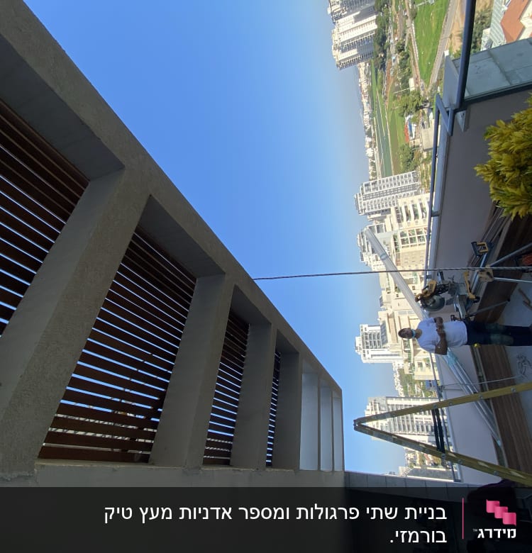 אדם עובד עם כלי עבודה ליד גדר עץ